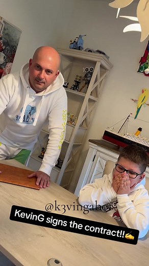 Keving signs the contract #fyp #foryourpage #viral #keving #k3vingabor #aprilfools #funny #meme #humor