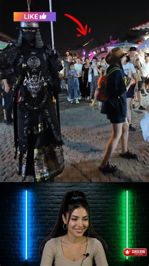 A man in a black warrior uniform immediately attracts attention on the street!Streetstyle#cosplayhan