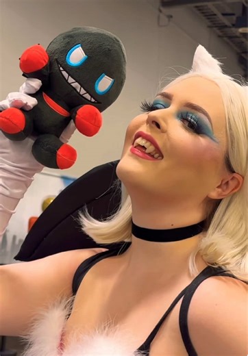 Stunning Rouge The Bat Cosplay! #soniccosplay #sonic #sonicthehedgehog #cosplaygirl #cosplay