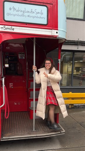 Miriam✨ Travel • London & beyond | Bucket List on Instagram: "Friends! I think I found the best Christmas Afternoon tea in London - and I say this because I haven’t tried their other themed afternoon tea buses! Let’s be real - who doesn’t love a good afternoon tea experience? I do, but the fact that you can combine sightseeing on wheels + the finger-licking sandwiches, and pastries is a massive plus! As always, I wouldn’t suggest things here that I personally wouldn’t pay for, so here’s why @bri