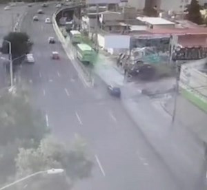 807K views · 2.6K reactions | Está tarde fue #captado el momento en que un conductor #perdió el #control de su auto y #chocó contra un muro ubicados en la entrada a la #autopista Naucalpan-Ecatepec en #Tlalnepantla. En el #vídeo se puede ver el momento del choque, dos personas resultaron lesionadas. Maneje con #precaución. | Red Edoméx | Facebook