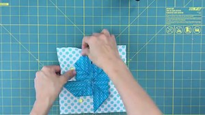 This is an easy fabric manipulation By TeresaDownUnder that you can use to make a full quilt or just to add an accent to a quilt. Share it if you LOVE it! ;) | Quilting Patterns & Tutorials