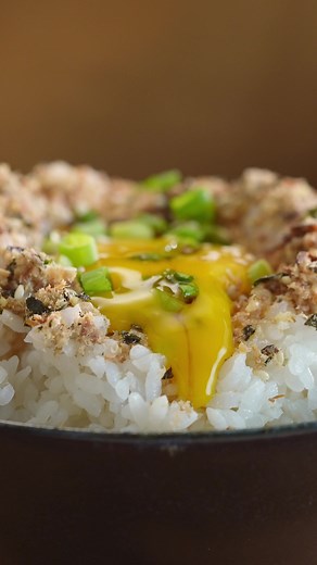 Let’s make our own furikake! 🐟 This Japanese favorite is a versatile ingredient that can be mixed with almost anything and it’s best served on a heaping bowl of hot rice. 🍚 This localized twist of using tinapa is just umami taken to a whole new level. You can choose to place a raw, cooked, or boiled egg on top for that added creaminess. 🍳 We like to eat this for a quick breakfast meal that’s filling but not too heavy on the belly! Try this out asap! 💛 | FEATR