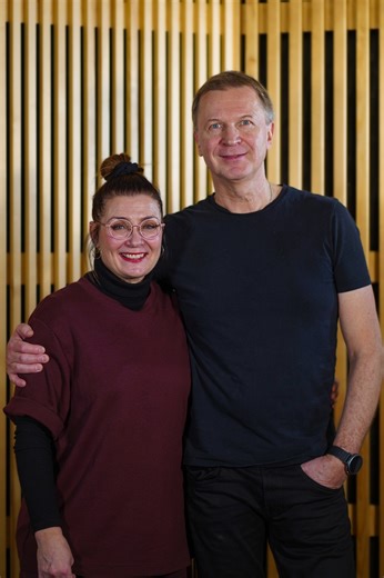 Upeaa, he ovat tällä! Valovoimaset Navy Rock Suomen laulusolistit Irina ja Jore Marjaranta. Navy Rock Suomi -kiertueen valovoimaisina laulusolisteina toimivat Jore Marjaranta ja Irina. Kysyimme heidän ajatuksiaan keskiviikkoisen yhteisharjoituksen lomassa. @irinansivut @joremarjarantaofficial #laivastonsoittokunta #merivoimat #sotilasmusiikki #navyrockssuomi | Laivaston soittokunta - Flottans musikkår - The Navy Band