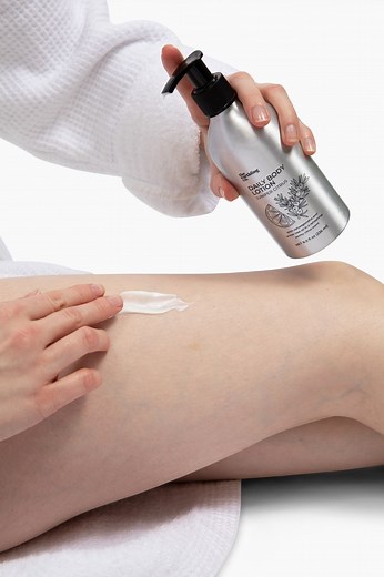 Let's myth bust -- should you use your Body Oil BEFORE or AFTER you apply your Daily Body Lotion? The internet seems to be in a debate on what's the best course of action, but we have the answers on which method is best for plump skin, moisture retention, and maximizing skin hydration 👇 🚿 Water-based body lotions typically contain humectant ingredients such as glycerin, aloe water, and green tea extract, which draw moisture from the environment and deeper layers of the skin to hydrate the oute