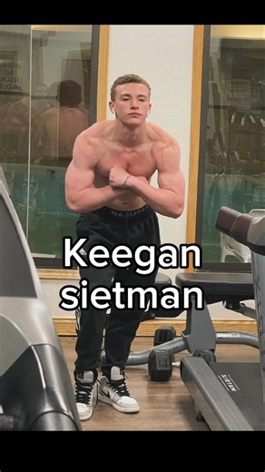 16y benching 300lbs (NOT ME MY FRIEND) #bodybuilding #powerbuilding #powerlifting #gym #gymrat