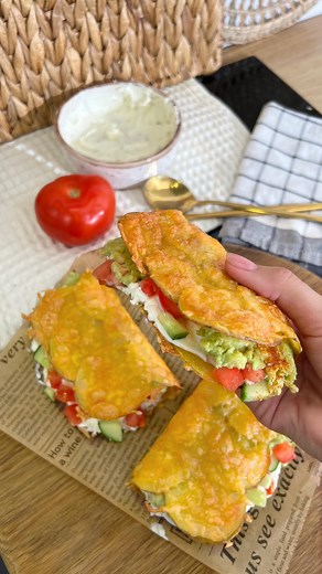 Рецепты от Насти👩🏻‍🍳 О вкусном без заморочек on Instagram: "🥪Картофельные сендвичи🥪 ЧТО НАДО: ▫️Картофель 2-3 шт ▫️Сыр 100 гр ▫️Творожный сыр ▫️Помидор, огурец ▫️Яйца 2 шт ▫️Авокадо Нарезаем картофель тонкими слайсами, выкладываем на противень в нахлёст и смазываем маслом, посыпаем сыром, выпекаем в духовке и осталось выложить начинку, все что есть в холодильнике, можно использовать на ваш вкус🙌🏻"