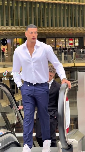 Vidéos de Jad (@jadnarra) au sujet de buzz cut on a woman