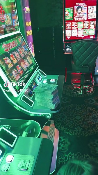 Casino Slot Machine Experience with Cash Prizes