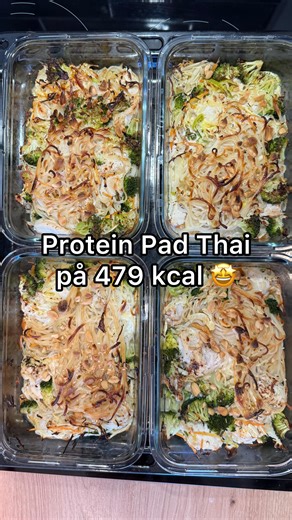 Rene Macapili Bertelsen | Online Coach on Instagram: "Følg @rene_macapili for flere nemme og proteinrige opskrifter 🙌 I dag står den på Mealprep Pad Thai 🍜🔥 En nem, mættende og proteinrig ret der er perfekt til flere dage, høj på protein og stadig fornuftig i kalorier 💪 🔥 Næringsindhold (pr. portion): 479 kcal 41,3 g protein 56,2 g kulhydrat 10,8 g fedt 🛒 Det skal du bruge (4 portioner): • 550 g kylling • 200 g risnudler • 150 g broccoli • 200 g coleslaw • 4 æg • 25 g peanuts • 20 ml fiske