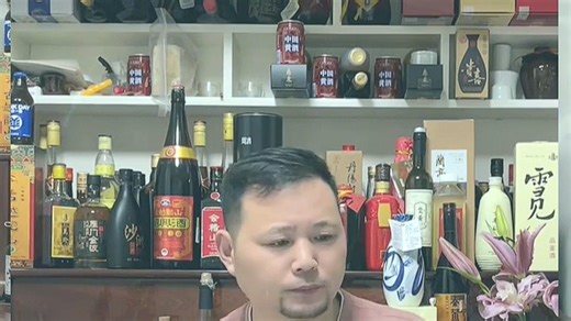 古越龙山“鉴湖酒坊十年”黄酒，醇厚绵长，微醺恰到好处。品一口，岁月沉淀的温润在舌尖绽放，佐餐独饮皆宜，适合朋友小聚或静夜独享，感受传统工艺带来的安心与满足。