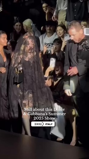 Still about the Dolcel & Gabbana Summer 2025 parade: An Intimate and Elegant Tribute to Madonna at MFW - Analysis by the editor-in-chief of Hooks @Matheus Hooks #milan #fashion #fashionweek #fashiontiktok #madonna #hooks #hooksmagazine #magazine #fyp
