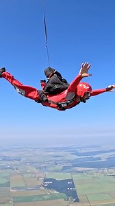 46K views · 808 reactions | Categoria E2 este un prag important din cursul de parașutism. Cu acest pas demonstrezi abilitatea de a zbura fără supraveghere directă pe timpul căderii libere și in continuare faci primul salt singur! Cum s-a descurcat Miron?樂 #skydiver #LearnAndGrow #adrenaline | TNT Brothers | Facebook