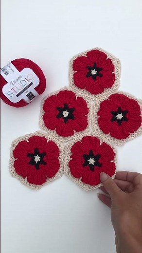 Crocheting Flowers to make a Poppy Tote Bag 😍 #crochet #shortscrochet #crocheting