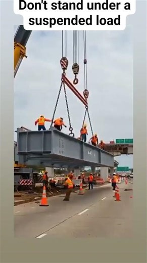 Heavy Load Falls on Workers at Construction Site 😱 Shocking Crane Fail Caught on Camera!