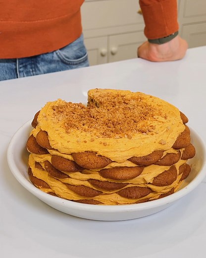 PRINT the recipe: https://www.wyseguide.com/no-bake-pumpkin-icebox-cake/ This easy-to-make pumpkin icebox cake is pretty much about the assembly and a bit of cooking. The best part is that there's no baking, simply some wait time while the cake chills in the refrigerator. It's pumpkin-flavored and super autumnal, which is perfect! INGREDIENTS - 15 oz pumpkin purée - 1/3 cup light brown sugar - 1/2 tsp salt - 1/2 tsp ground ginger - 1 tsp cinnamon - 1/4 tsp ground nutmeg - 2 oz cream cheese room,
