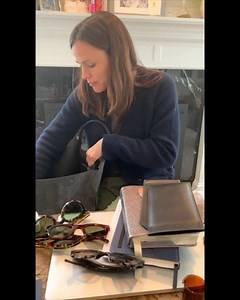 10M views · 23K reactions | Every. Single. Time. #allofthesunglassesiveeverowned #noneoftheseeingglasses #邏 | Jennifer Garner | Facebook