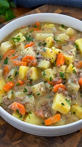 🍲 Hack-Kartoffel-Kohlrabi-Eintopf | echtes Wohlfühlessen | 📌 Rezept zum Speichern Hey Foodies 💛 Ein einfacher Klassiker, der immer geht: schön cremig, sättigend und perfekt für kalte Tage. 📊 Nährwerte pro Portion: 🔥 Kalorien: ca. 520 kcal | 💪 Eiweiß: ca. 32 g | 🥔 Kohlenhydrate: ca. 34 g | 🥑 Fett: ca. 30 g 🧺 Zutaten für 4 Portionen 🥩 500 g Rinderhackfleisch 🥔 700 g Kartoffeln (vorwiegend festkochend) 🥬 2 mittelgroße Kohlrabi (zusammen ca. 650–750 g) 🥕 400 g Möhren 🧅 1 Zwiebel 🧄 2 K