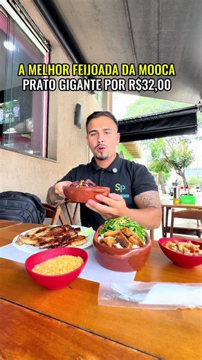 🍲 QUARTA É DIA DE FEIJOADA NA MOOCA! 🇧🇷 Hoje eu fui comer a famosa feijoada do Restaurante da Fê e olha… vale MUITO a pena! 👉 Pedi uma feijoada comercial pro meu pai: 💰 R$ 32,00 Prato já vem montado, bem servido e com bastante coisa. 👉 Também pedi a feijoada média pra experimentar: 💰 R$ 95,00 Serve 2 a 3 pessoas e vem tudo separadinho nas cumbucas: feijoada bem recheada, arroz, couve, torresmo e bisteca. Feijoada bem completa, cheia de sabor e com aquele gostinho de comida caseira que a g