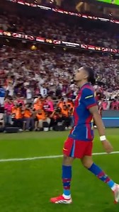 ⚽ Primer gol de Raphinha (36′) Barcelona comenzó a tomar el control del partido y, tras un pase filtrado limpio de Fermin López, Raphinha recibió la pelota en el interior del área rival con tiempo y espacio para encarar. El brasileño avanzó hacia la portería de Courtois, recortó hacia dentro y colocó un potente disparo al rincón lejano, superando al portero del Real Madrid para poner el 1-0 en el marcador antes del descanso. Fue un gol de definición tranquila tras una jugada combinada y de mucha