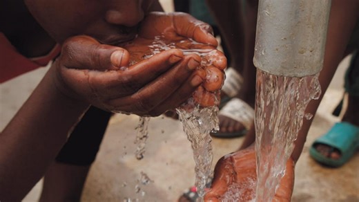 Nobel Prize winner invents machine that generates 1,000 liters of drinking water in the desert