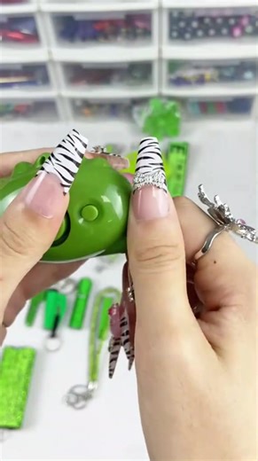 Let's package Pink and Green selfdefense keychain Mystery Scoop Thanks friend, so beautiful sets🥰 hope u like it 🫶🫶🫶 order now you can get more gifts🎁🛍️🛍️#foryou #mystery #keychain #fyp #viral