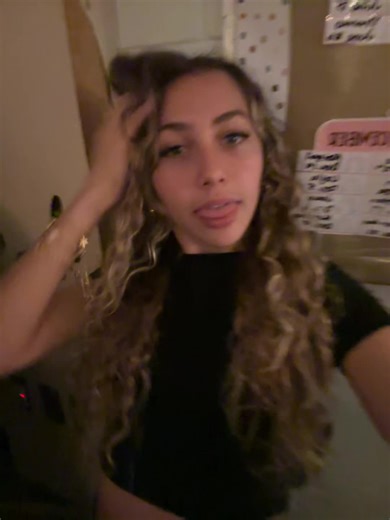 𝒮𝑒𝓁𝑒𝓃𝒶 🌾🦆 (@selenababena_)’s video of selena gomez live