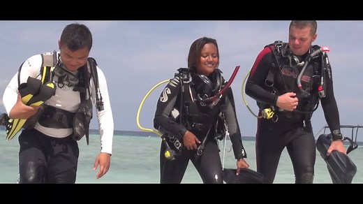 Not all heroes wear capes. Some wear a mask, fins and a weight belt. 🦸 Sign up to become a Rescue Diver today → http://padi.co/gavvk | PADI