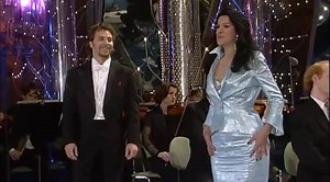 Today, November 2, we would have celebrated Giuseppe Sinopoli’s birthday (2 November 1946 – 20 April 2001), gone too soon... Here with Roberto Alagna performing the beautiful duet from Puccini’s Madama Butterfly, Vogliatemi bene, Giuseppe Sinopoli conducting the Staatskapelle Dresden... ❤️🎶 | Angela Gheorghiu