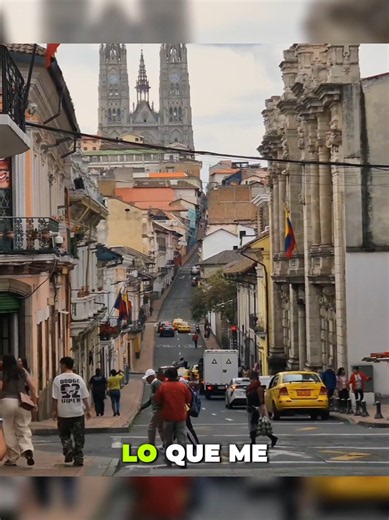 Quito está llena de joas de la arquitectura y una de ellas es la Iglesia del Voto Nacional de Ecuador, pero para llegar hasta allí la pendiente te deja sin aliento. #viajes #ecuador🇪🇨 #quito