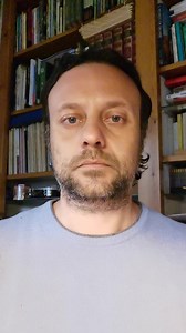 I parlamentari attuali della maggioranza hanno tradito il popolo, per ultimo utilizzando i nostri soldi per inviare armi invece che cercare la pace e il dialogo, contro la volontà popolare: se ne devono andare, dobbiamo avere persone più degne per riportare l'Italia ad avere uno Stato di diritto. | Dario Pulcini