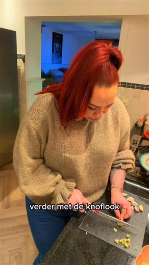 Rotterdamse Poetsqueen on Instagram: "Moppetoet! Ik heb weer een Spaans gerechtje gemaakt. Sopa de ajo (Spaanse knoflooksoep) Deze soep eten we regelmatig, als ik bijv stokbrood over heb van de dag ervoor. Je hebt echt maar een paar dingen nodig dus deze soep is ook top voor als je wat minder centen hebt. En hij is echt super snel klaar. Moet er wel bij zeggen dat deze soep alleen lekker is als je hem net hebt gemaakt want een dag later is de soep teveel ingedikt dus eet deze wel gelijk 💕 Wat h