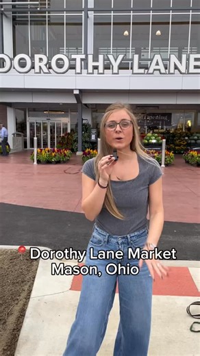 Dorothy Lane Market in Mason welcomed customers for the first time today. 🛒 Other highlights include a coffee shop, salad bar, soup station, poke bar, sandwich area, bakery, delicatessen with pre-packaged meals, fish market, Jack’s grill, butcher shop, dry-aging room, artisan cheese area, flower market and a wide variety of beer and wine. 👀 | Dayton Daily News
