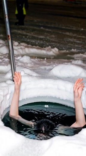 Girl bathing in an ice hole🥶🥶