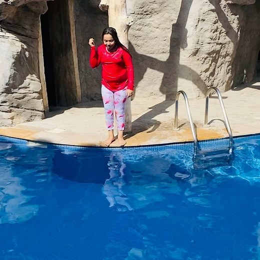 ‎شفا و شيخة ❤️‎ on Instagram‎: "أحب السباحه 😍 مين يعرف يسبح يكتب في تعليقات 😍😍#شفا#مسبح#بنت"‎