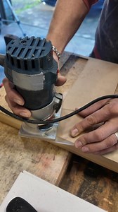 Incrustation de pieds métalliques dans le bois Dans cette vidéo, je te montre comment défoncer proprement le bois avec une défonceuse une fraise à copier, pour incruster des pieds métalliques parfaitement ajustés ➡️ Résultat : ✔️ un montage précis ✔️ une finition propre ✔️ un rendu pro Comme toujours : simple, efficace et sexy Dis-moi en commentaire si tu utilises aussi la fraise à copier 👇 #petitcopeau #bois #menuiserie #defonceuse #bricolage #woodworking #diy #atelier #astucebois #piedsmetall