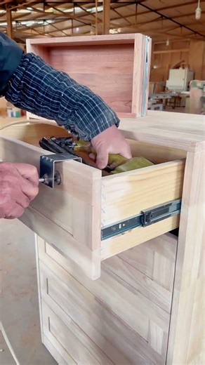 🔩 perfect drawer alignment using heavy-duty fixing clamp#woodworking #cabinetmaking #diytools