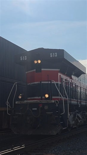 IAIS 513 runs LHF as light power, through Blue Island, IL