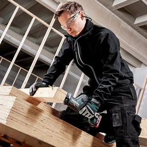 Unsere neue 12 Volt Akku-Säbelsäge PowerMaxx SSE 12 BL im Einsatz! Alle Details zur Säge unter https://fal.cn/357MH #metabo #professionalpowertoolsolutions | Metabo