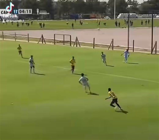 🇪🇨 Holger Quintero smashing it for the Ecuador U17s. Arsenal have bagged a real gem here, an attacking midfielder with unreal vision and creativity. Pulling the strings effortlessly. He will become one of the best creators in the world 🚀
