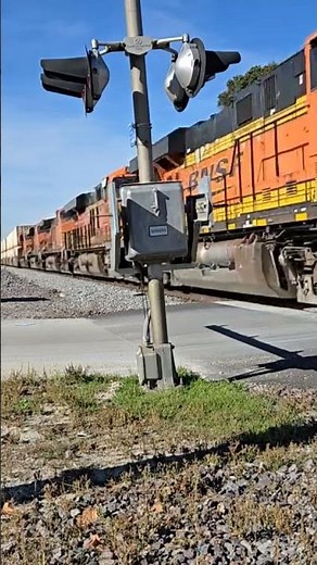 🔥🔥 5-Unit BNSF Melting Rails!!! 💪🇺🇲 #shorts #reels #bnsf #train #railroad #railfan