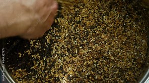 Mixing malt of different grades for brewing beer in a home brewery