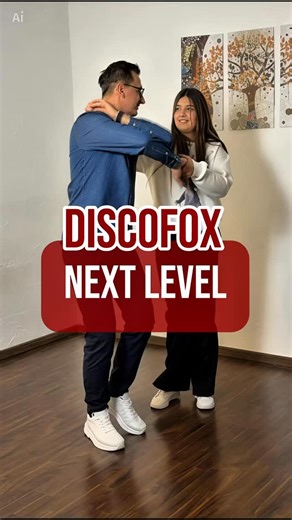 💃🏻🕺🏻 DISCOFOX Next Level 👨‍👧 Vater–Tochter Tutorial Brezel Herrenschal Damenschal Eine dynamische Kombination aus drei bekannten Figuren, die fließend ineinander übergehen. Entscheidend ist hier das Führen: Der Partner führt klar und ruhig und lässt der Partnerin bewusst Raum für ihre Bewegung. Gerade bei schnellen Figuren zeigt sich gutes Führen nicht durch Kraft – sondern durch Timing und Platzgefühl. 📌 Speichere dir das Video und teile es mit jemandem, der auch Discofox liebt. #discofo