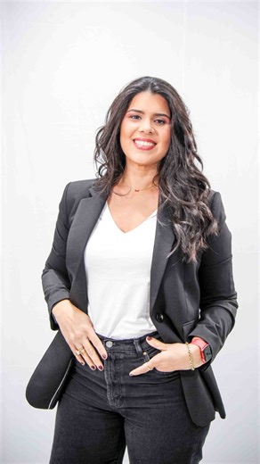 Hub de Desarrollo para Mujeres on Instagram: "Hay mujeres que no llegan a ICON buscando algo nuevo. Llegan porque ya no pueden seguir igual. Cinthia González es una de ellas. Por fuera: ✔ Capaz ✔ Inteligente ✔ Con recorrido ✔ Con resultados Por dentro, algo empezaba a pesar. No era falta de talento. Era falta de red. Falta de un espacio donde no tuviera que explicarse. Donde pudiera bajar la guardia sin bajar el nivel. Cuando una mujer así entra a ICON, no entra para aprender desde cero. Entra p