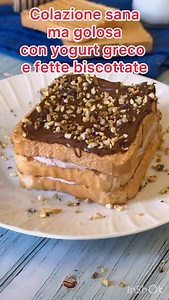 DOLCE A STRATI DI FETTE BISCOTTATE con yogurt greco pronto in 5 minuti Ingredienti Per il dolce a strati 3 fette biscottate 150 g yogurt greco 0% di grassi 1 cucchiaio miele 1 cucchiaio cacao amaro in polvere q.b. latte (per bagnare le fette biscottate) Per la decorazione 20 g crema proteica alle nocciole q.b. granella di nocciole Prepara la crema di yogurt In una ciotola aggiungi allo yogurt greco il miele ed il cacao amaro e lavora il composto per ottenere una crema morbida e senza grumi. Bagn