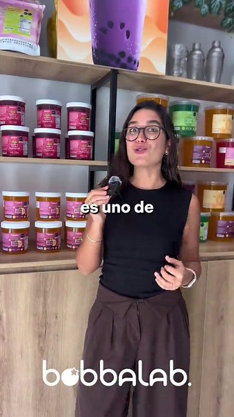 Si todavía no tienes popping boba en tu carta… te estás perdiendo de uno de los toppings con mayor poder de recompra del mercado 👀 Visual, diferente y sin preparación. Va directo del balde a tu producto final. Fácil de operar, difícil de olvidar para tus clientes🧋 En Bobba Lab lo tenemos en 9 sabores y con stock disponible ahora mismo ⬇️ 📦 Stock disponible 🚚 Envíos a todo el Perú 📍 Av. Paracas 556 – Salamanca 🌐 www.bobbalab.pe #bobbalab #bobbalabperu #boduo #bubbletea #poppingboba