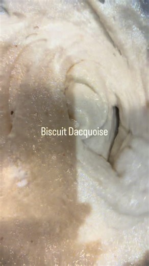 pastry.ange on Instagram: "Elle n’a pas survécu au trajet … #buchedenoel #noel #patisserie"