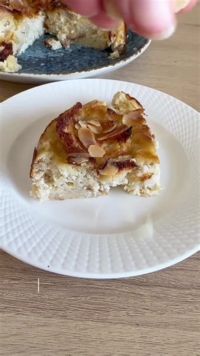 Ingrédients (4 parts) : • 1/4 de baguette (65 g) • 300 ml de lait demi-écrémé • 2 œufs • 50 g de poudre d’amande • 50 g de sucre (ou édulcorant selon vos envies) • Amandes effilées pour la déco (environ 5 g) • Arôme vanille (optionnel) Macros par part (4 parts) : Calories : ~235 kcal | Protéines : ~9,5 g | Glucides : ~28 g | Lipides : ~10,5 g Cuisson à 180 degrés environ 30min Moule de 16/18cm de diamètre garni de papier cuisson ou silicone Une façon délicieuse de réduire le gaspillage tout en s