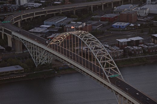 Avoid southbound Fremont Bridge, Portland police say