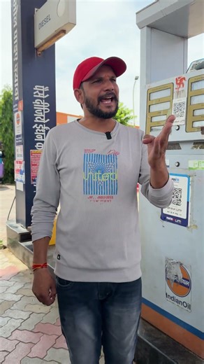 Petrol pump attendant narrowly escaped fainting 😛🫣🤪#shorts #comedy #funny #mummy #shortvideos